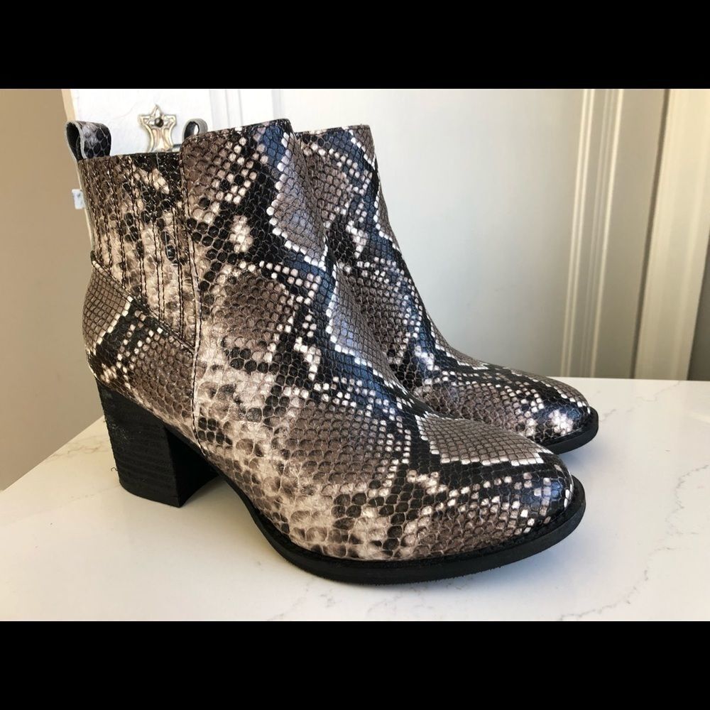 Blondo ELVINA Snakeskin Print  WaterproofAnkle  Botie 7M Stacked Heel